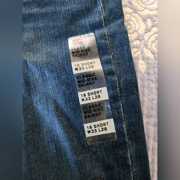 NWT Levi's Classic Mid Rise Denim Jeans - Picture 3 of 5